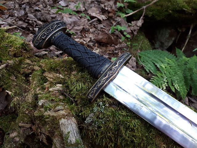 darksword-armory-einar-one-handed-viking-sword-fan-photo-hilt