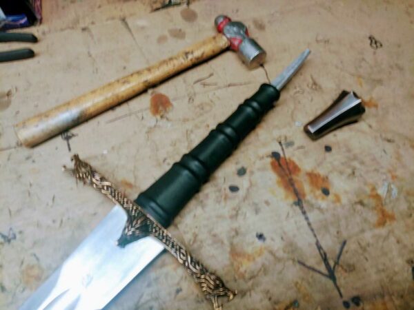 the-eindride-lone-wolf-medieval-sword-bare-blade-full-tang-1545-2