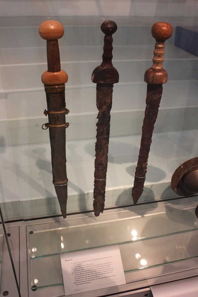 museum-antique-roman swords