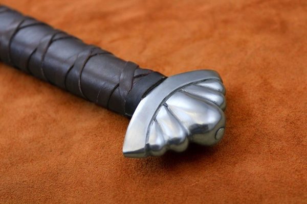 the-gaurdlan-two-handed-viking-sword-medieval-weapon-1342-pommel the-gaurdlan-two-handed-viking-sword-medieval-weapon-1342-pommel