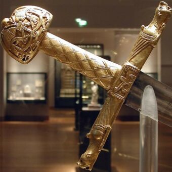 joyeuse-charlemagne-hilt-sword-museum-louvre