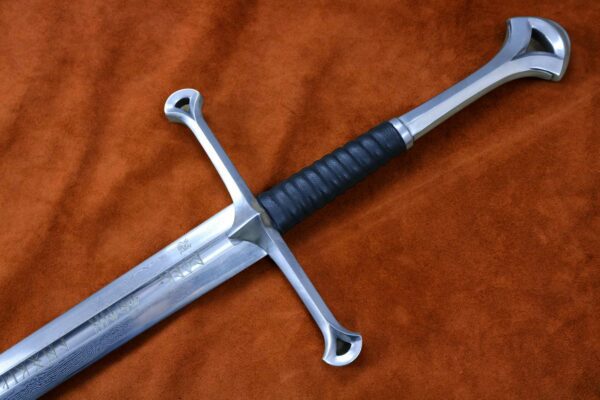 folded-steel-anduril-sword-medieval-weapon-darksword-armory
