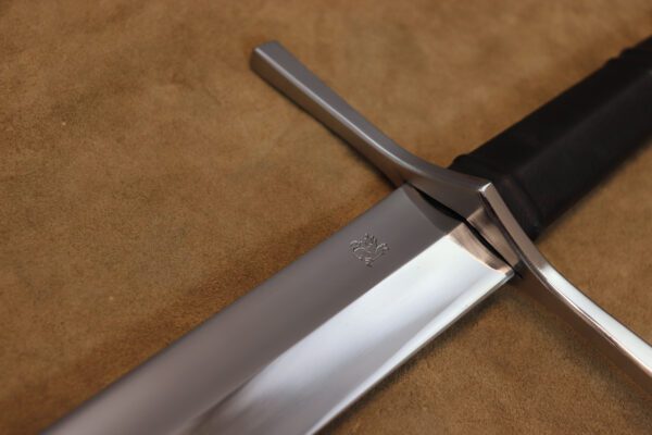 1332-two-handed-medieval-sword-medieval-weapon-longsword-1332-hilt (2)